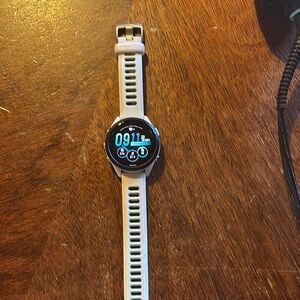 Garmin White Smartwatch with Circular Display - Forerunner 265s